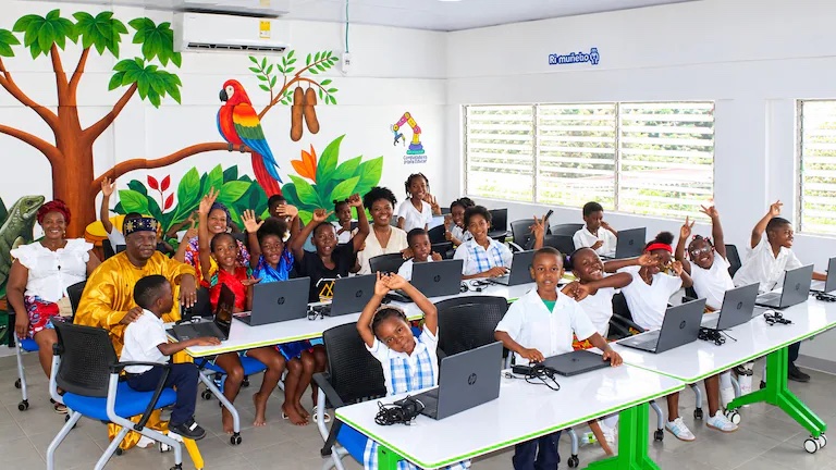 La sala de cómputo el día de la inauguración, con estudiantes y profesores.